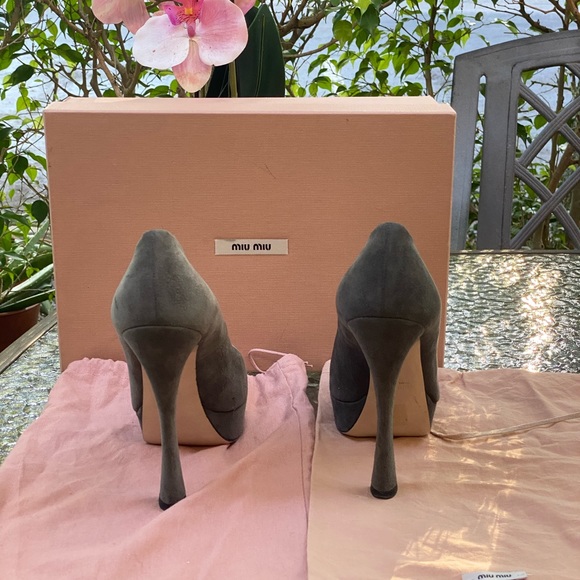 Miu Miu Gray Suede Rounded Toes Pump Heels - Picture 13 of 16